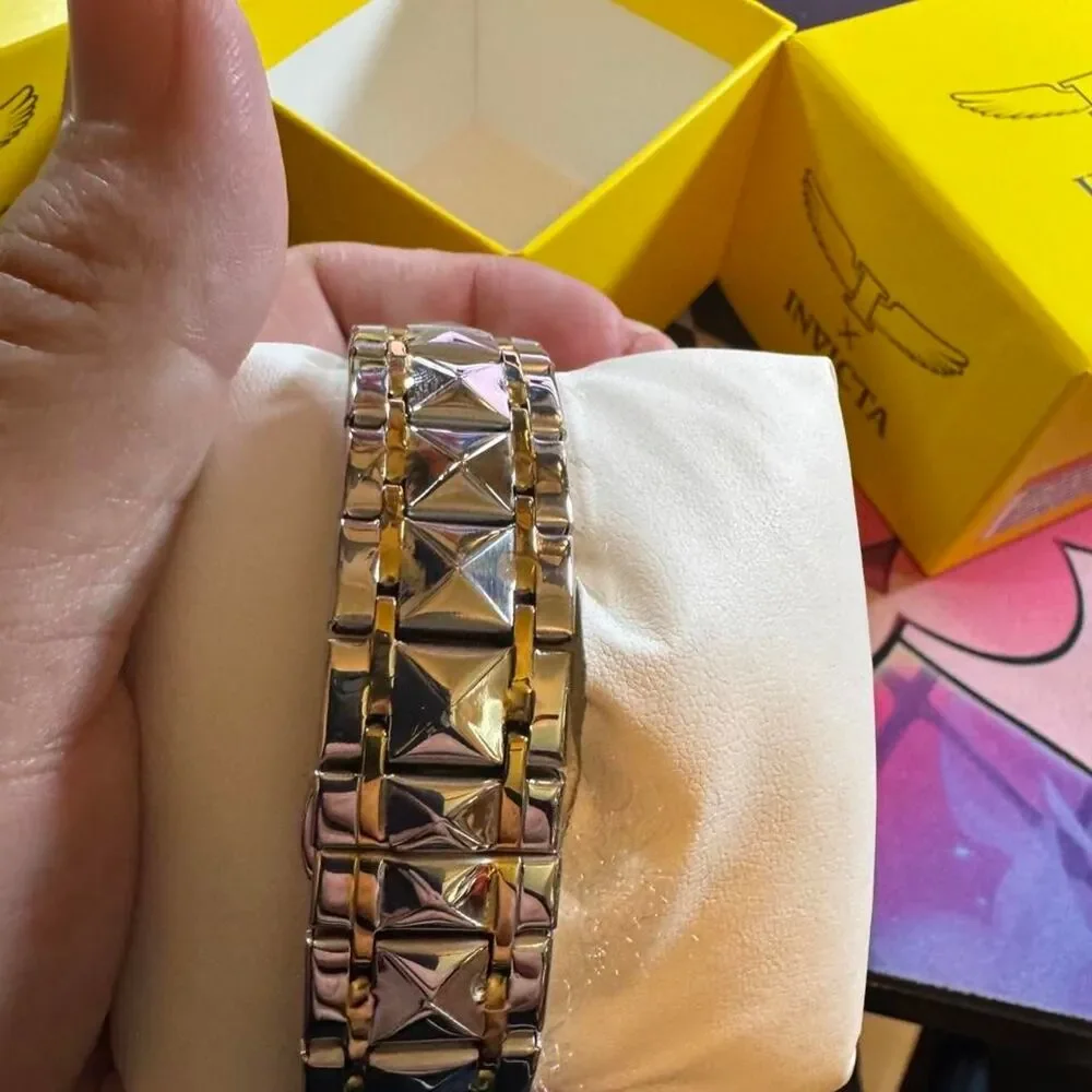 Invicta 69022 gold